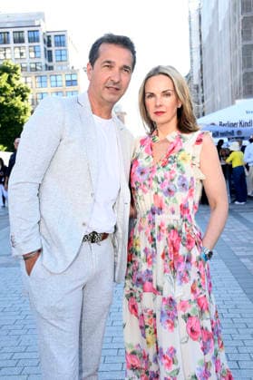 Andreas Elsholz und Denise Zich bei der Eröffnung vom Classic Open Air 2026 mit dem Konzerthausorchester unter der Leitung von Joana Mallwitz und mit Star-Pianist Hayato Sumino auf dem Gendarmenmarkt. Berlin, 09.07.2026 *** Andreas Elsholz and Denise Zich at the opening of the Classic Open Air 2026 with the Konzerthaus Orchestra, conducted by Joana Mallwitz and featuring star pianist Hayato Sumino, at the Gendarmenmarkt in Berlin, July 9, 2026 Foto:xN.xKubelkax xFuturexImagex classic_6721
