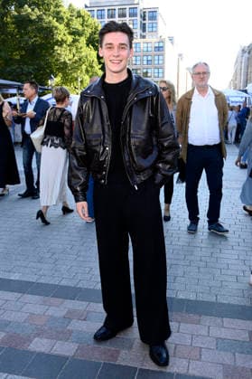 Mike Leon Lichtenberg bei der Eröffnung vom Classic Open Air 2026 mit dem Konzerthausorchester unter der Leitung von Joana Mallwitz und mit Star-Pianist Hayato Sumino auf dem Gendarmenmarkt. Berlin, 09.07.2026 *** Mike Leon Lichtenberg at the opening of the Classic Open Air 2026 with the Konzerthaus Orchestra, conducted by Joana Mallwitz and featuring star pianist Hayato Sumino, at the Gendarmenmarkt in Berlin, July 9, 2026 Foto:xN.xKubelkax xFuturexImagex classic_6732
