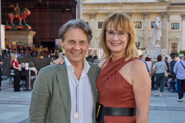 Wolfgang Bahro mit Ehefrau Barbara - Eroeffnung des Classic Open Air auf dem Gendarmenmarkt in Berlin am 09.07.2026. Classic Open Air 2026 *** Wolfgang Bahro with his wife Barbara at the opening of the Classic Open Air at the Gendarmenmarkt in Berlin on July 9, 2026 Classic Open Air 2026