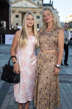 ABB CLASSIC- Eva Mona Rodekirchen mit Tochter Martha zu Gast bei der Eroeffnung des Classic Open Air 2026 am Gendarmenmarkt in Berlin am 09.07.2026 Berlin Deutschland *** ABB CLASSIC s Eva Mona Rodekirchen and her daughter Martha attended the opening of the Classic Open Air 2026 at the Gendarmenmarkt in Berlin on July 9, 2026, Berlin, Germany
