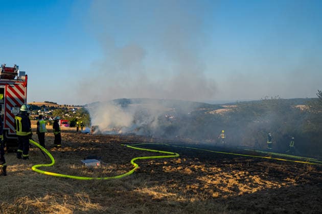 Waldbrand bedroht Acker und Vogelschutzgehölz Garage brennt bei zweitem Einsatz am selben Abend Am 09.07.2026 wurden die Feuerwehren des Hintertaunus gegen 19:54 Uhr zu einem Waldbrand in Usingen alarmiert, bei dem eine 1200 Quadratmeter große Grasfläche brannte. Landwirte verhinderten mit einem Grubber die Ausbreitung auf einen angrenzenden Acker, während die Feuerwehren aus Usingen, Grävenwiesbach und Neu-Anspach die Wasserversorgung sicherstellten und Glutnester per Drohne löschten. Nach etwa zwei Stunden war der Brand gelöscht. Zusätzlich kam es am selben Abend zu einem Garagenbrand in einem Wohngebiet in Neu-Anspach, bei dem die Feuerwehr das Dach der Garage abdeckte, um verborgene Glutnester zu bekämpfen. Usingen Hessen