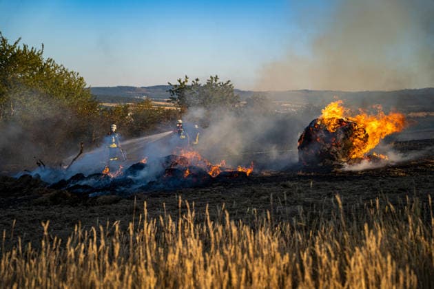Waldbrand bedroht Acker und Vogelschutzgehölz Garage brennt bei zweitem Einsatz am selben Abend Am 09.07.2026 wurden die Feuerwehren des Hintertaunus gegen 19:54 Uhr zu einem Waldbrand in Usingen alarmiert, bei dem eine 1200 Quadratmeter große Grasfläche brannte. Landwirte verhinderten mit einem Grubber die Ausbreitung auf einen angrenzenden Acker, während die Feuerwehren aus Usingen, Grävenwiesbach und Neu-Anspach die Wasserversorgung sicherstellten und Glutnester per Drohne löschten. Nach etwa zwei Stunden war der Brand gelöscht. Zusätzlich kam es am selben Abend zu einem Garagenbrand in einem Wohngebiet in Neu-Anspach, bei dem die Feuerwehr das Dach der Garage abdeckte, um verborgene Glutnester zu bekämpfen. Usingen Hessen