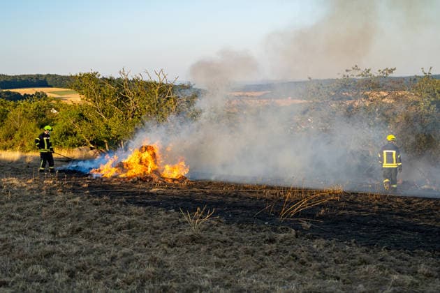 Waldbrand bedroht Acker und Vogelschutzgehölz Garage brennt bei zweitem Einsatz am selben Abend Am 09.07.2026 wurden die Feuerwehren des Hintertaunus gegen 19:54 Uhr zu einem Waldbrand in Usingen alarmiert, bei dem eine 1200 Quadratmeter große Grasfläche brannte. Landwirte verhinderten mit einem Grubber die Ausbreitung auf einen angrenzenden Acker, während die Feuerwehren aus Usingen, Grävenwiesbach und Neu-Anspach die Wasserversorgung sicherstellten und Glutnester per Drohne löschten. Nach etwa zwei Stunden war der Brand gelöscht. Zusätzlich kam es am selben Abend zu einem Garagenbrand in einem Wohngebiet in Neu-Anspach, bei dem die Feuerwehr das Dach der Garage abdeckte, um verborgene Glutnester zu bekämpfen. Usingen Hessen