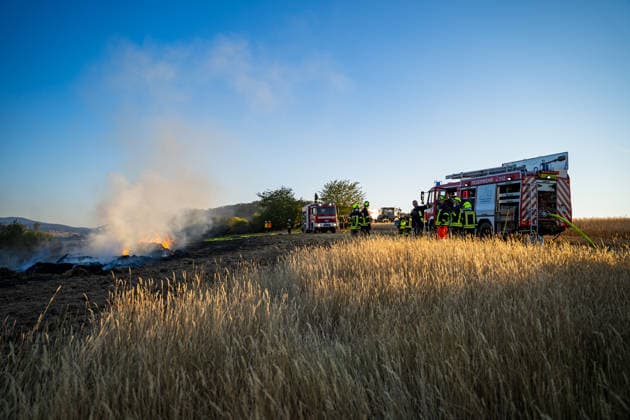 Waldbrand bedroht Acker und Vogelschutzgehölz Garage brennt bei zweitem Einsatz am selben Abend Am 09.07.2026 wurden die Feuerwehren des Hintertaunus gegen 19:54 Uhr zu einem Waldbrand in Usingen alarmiert, bei dem eine 1200 Quadratmeter große Grasfläche brannte. Landwirte verhinderten mit einem Grubber die Ausbreitung auf einen angrenzenden Acker, während die Feuerwehren aus Usingen, Grävenwiesbach und Neu-Anspach die Wasserversorgung sicherstellten und Glutnester per Drohne löschten. Nach etwa zwei Stunden war der Brand gelöscht. Zusätzlich kam es am selben Abend zu einem Garagenbrand in einem Wohngebiet in Neu-Anspach, bei dem die Feuerwehr das Dach der Garage abdeckte, um verborgene Glutnester zu bekämpfen. Usingen Hessen