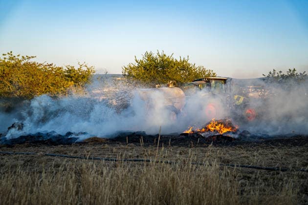 Waldbrand bedroht Acker und Vogelschutzgehölz Garage brennt bei zweitem Einsatz am selben Abend Am 09.07.2026 wurden die Feuerwehren des Hintertaunus gegen 19:54 Uhr zu einem Waldbrand in Usingen alarmiert, bei dem eine 1200 Quadratmeter große Grasfläche brannte. Landwirte verhinderten mit einem Grubber die Ausbreitung auf einen angrenzenden Acker, während die Feuerwehren aus Usingen, Grävenwiesbach und Neu-Anspach die Wasserversorgung sicherstellten und Glutnester per Drohne löschten. Nach etwa zwei Stunden war der Brand gelöscht. Zusätzlich kam es am selben Abend zu einem Garagenbrand in einem Wohngebiet in Neu-Anspach, bei dem die Feuerwehr das Dach der Garage abdeckte, um verborgene Glutnester zu bekämpfen. Usingen Hessen