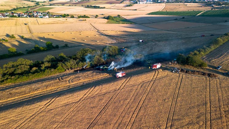 Waldbrand bedroht Acker und Vogelschutzgehölz Garage brennt bei zweitem Einsatz am selben Abend Am 09.07.2026 wurden die Feuerwehren des Hintertaunus gegen 19:54 Uhr zu einem Waldbrand in Usingen alarmiert, bei dem eine 1200 Quadratmeter große Grasfläche brannte. Landwirte verhinderten mit einem Grubber die Ausbreitung auf einen angrenzenden Acker, während die Feuerwehren aus Usingen, Grävenwiesbach und Neu-Anspach die Wasserversorgung sicherstellten und Glutnester per Drohne löschten. Nach etwa zwei Stunden war der Brand gelöscht. Zusätzlich kam es am selben Abend zu einem Garagenbrand in einem Wohngebiet in Neu-Anspach, bei dem die Feuerwehr das Dach der Garage abdeckte, um verborgene Glutnester zu bekämpfen. Usingen Eschbach