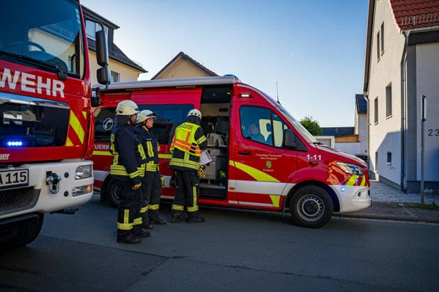 Waldbrand bedroht Acker und Vogelschutzgehölz Garage brennt bei zweitem Einsatz am selben Abend Am 09.07.2026 wurden die Feuerwehren des Hintertaunus gegen 19:54 Uhr zu einem Waldbrand in Usingen alarmiert, bei dem eine 1200 Quadratmeter große Grasfläche brannte. Landwirte verhinderten mit einem Grubber die Ausbreitung auf einen angrenzenden Acker, während die Feuerwehren aus Usingen, Grävenwiesbach und Neu-Anspach die Wasserversorgung sicherstellten und Glutnester per Drohne löschten. Nach etwa zwei Stunden war der Brand gelöscht. Zusätzlich kam es am selben Abend zu einem Garagenbrand in einem Wohngebiet in Neu-Anspach, bei dem die Feuerwehr das Dach der Garage abdeckte, um verborgene Glutnester zu bekämpfen. Usingen Hessen
