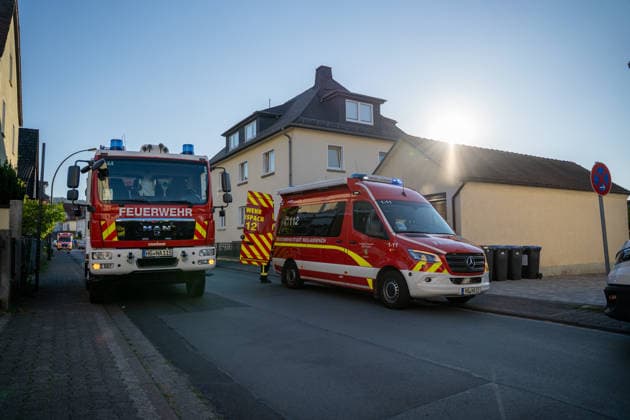 Waldbrand bedroht Acker und Vogelschutzgehölz Garage brennt bei zweitem Einsatz am selben Abend Am 09.07.2026 wurden die Feuerwehren des Hintertaunus gegen 19:54 Uhr zu einem Waldbrand in Usingen alarmiert, bei dem eine 1200 Quadratmeter große Grasfläche brannte. Landwirte verhinderten mit einem Grubber die Ausbreitung auf einen angrenzenden Acker, während die Feuerwehren aus Usingen, Grävenwiesbach und Neu-Anspach die Wasserversorgung sicherstellten und Glutnester per Drohne löschten. Nach etwa zwei Stunden war der Brand gelöscht. Zusätzlich kam es am selben Abend zu einem Garagenbrand in einem Wohngebiet in Neu-Anspach, bei dem die Feuerwehr das Dach der Garage abdeckte, um verborgene Glutnester zu bekämpfen. Usingen Hessen