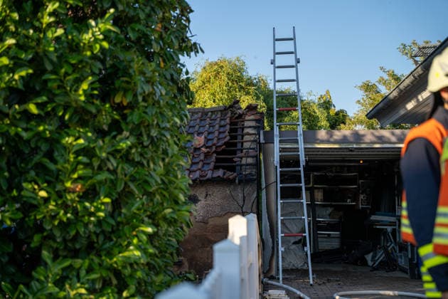 Waldbrand bedroht Acker und Vogelschutzgehölz Garage brennt bei zweitem Einsatz am selben Abend Am 09.07.2026 wurden die Feuerwehren des Hintertaunus gegen 19:54 Uhr zu einem Waldbrand in Usingen alarmiert, bei dem eine 1200 Quadratmeter große Grasfläche brannte. Landwirte verhinderten mit einem Grubber die Ausbreitung auf einen angrenzenden Acker, während die Feuerwehren aus Usingen, Grävenwiesbach und Neu-Anspach die Wasserversorgung sicherstellten und Glutnester per Drohne löschten. Nach etwa zwei Stunden war der Brand gelöscht. Zusätzlich kam es am selben Abend zu einem Garagenbrand in einem Wohngebiet in Neu-Anspach, bei dem die Feuerwehr das Dach der Garage abdeckte, um verborgene Glutnester zu bekämpfen. Usingen Hessen