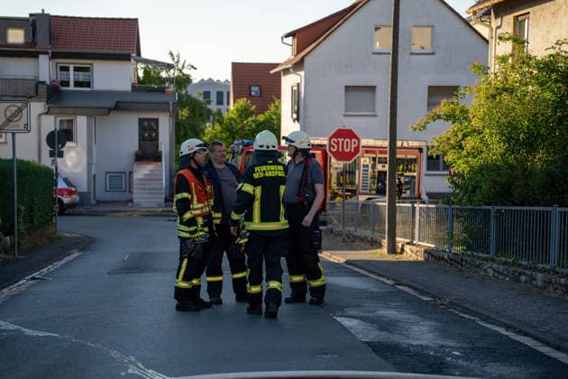 Waldbrand bedroht Acker und Vogelschutzgehölz Garage brennt bei zweitem Einsatz am selben Abend Am 09.07.2026 wurden die Feuerwehren des Hintertaunus gegen 19:54 Uhr zu einem Waldbrand in Usingen alarmiert, bei dem eine 1200 Quadratmeter große Grasfläche brannte. Landwirte verhinderten mit einem Grubber die Ausbreitung auf einen angrenzenden Acker, während die Feuerwehren aus Usingen, Grävenwiesbach und Neu-Anspach die Wasserversorgung sicherstellten und Glutnester per Drohne löschten. Nach etwa zwei Stunden war der Brand gelöscht. Zusätzlich kam es am selben Abend zu einem Garagenbrand in einem Wohngebiet in Neu-Anspach, bei dem die Feuerwehr das Dach der Garage abdeckte, um verborgene Glutnester zu bekämpfen. Usingen Hessen