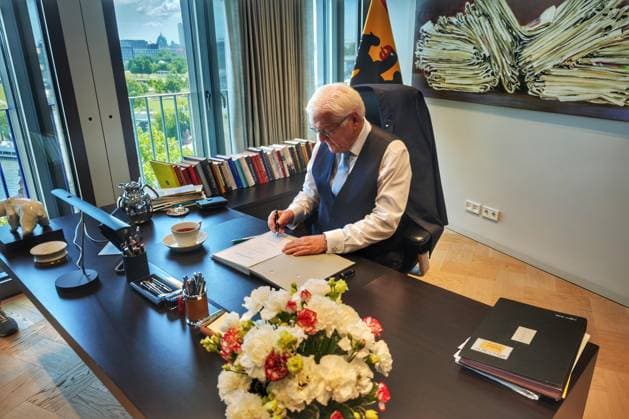 News Bilder des Tages Berlin, Deutschland, 10.07.2026: Spreebogen: Bundespräsident Frank-Walter Steinmeier nimmt Amtsgeschäfte am Spreebogen auf: Erster Tag in seinem neuen Amtszimmer *** Berlin, Germany, July 10, 2026, Spreebogen: Federal President Frank Walter Steinmeier Begins Official Duties at the Spreebogen; First Day in His New Office Copyright: xdtsxNachrichtenagenturx dts_126935