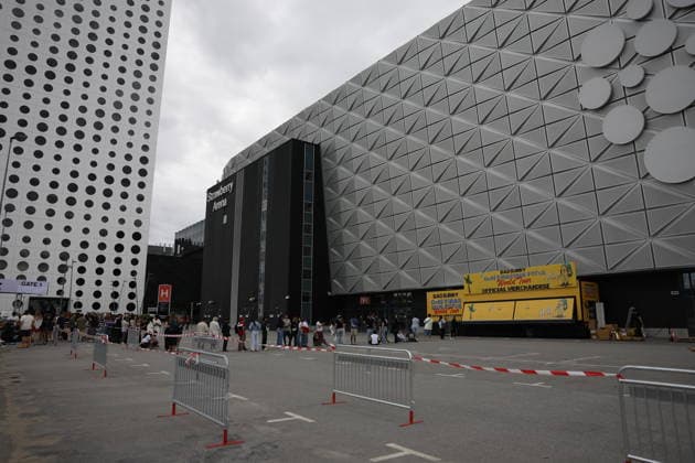 STOCKHOLM, SVERIGE 20260710 Fans köar utanför Strawberry arena inför Bad Bunnys första konsert i Stockholm under fredagen. STOCKHOLM SVERIGE x12190x *** STOCKHOLM, SWEDEN 20260710 Fans line up outside Strawberry Arena ahead of Bad Bunny s first concert in Stockholm on Friday STOCKHOLM SWEDEN x12190x  Copyright: xViktoriaxBank TTx BAD BUNNY KONSERT FANS c14CZQctmnY