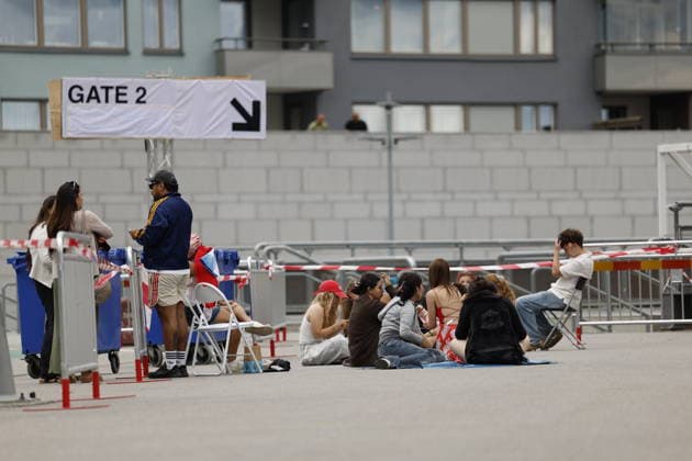 STOCKHOLM, SVERIGE 20260710 Fans köar utanför Strawberry arena inför Bad Bunnys första konsert i Stockholm under fredagen. STOCKHOLM SVERIGE x12190x *** STOCKHOLM, SWEDEN 20260710 Fans line up outside Strawberry Arena ahead of Bad Bunny s first concert in Stockholm on Friday STOCKHOLM SWEDEN x12190x  Copyright: xViktoriaxBank TTx BAD BUNNY KONSERT FANS gKjMWhWY09c