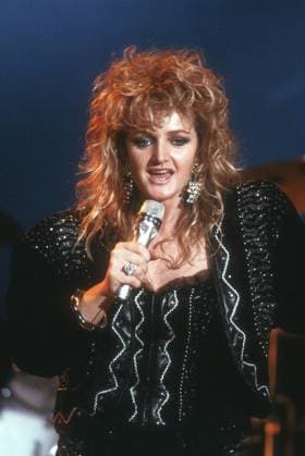Bonnie Tyler (Sängerin) 11 87 vZ Bonnie Tyler während eines Auftritts bei Goldene Europa (SR ARD) im November 1987 TV Fernsehen Fernsehsendung Show Fernsehshow Musikshow Musiksendung Deutscher Fernsehpreis Musikpreis Auftritt Großbritannien britisch Wales walisisch walisische Frau Gesang Musik Rocksängerin Rockmusik Rock Pop Popmusik Popsängerin british welsh female singer hoch halb stehend singend Mikrofon haltend *** Bonnie Tyler, singer, 11, 1987 BC. Bonnie Tyler during a performance on *Goldene Europa* (SR ARD) in November 1987. TV, television, TV show, music show, music program, German Television Award, music award, performance, Great Britain, British, Wales, Welsh, Welsh woman, singing, music, rock singer, rock music Roc