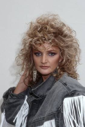 Bonnie Tyler (Sängerin) 10 86 brüg Bonnie Tyler am Rande eines Auftritts im WWF-Club (WDR) am 17. Oktober 1986 TV Fernsehen Fernsehsendung Show Fernsehshow Spielshow Musiksendung Großbritannien britisch Wales walisisch walisische Frau Gesang Musik Rocksängerin Rockmusik Rock Pop Popmusik Popsängerin british welsh female singer hoch Porträt neutral sich ins Haar greifend *** Bonnie Tyler, singer, 10 86, Brüg. Bonnie Tyler on the sidelines of a performance at the WWF Club WDR on October 17, 1986. TV, television, TV broadcast, show, TV show, game show, music program, Great Britain, British, Wales, Welsh, Welsh woman, singing, music, rock singer, rock music, rock, pop, pop music Pop singer, British, Welsh, female singer, close-up