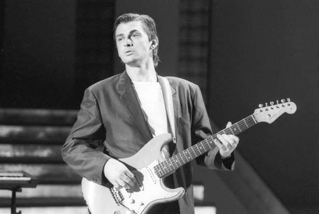 RECORD DATE NOT STATED Mike Oldfield (Musiker) 11 87 vZ Mike Oldfield während eines Auftritts bei Goldene Europa (SR ARD) im November 1987 TV Fernsehen Fernsehsendung Show Fernsehshow Musikshow Musiksendung Deutscher Fernsehpreis Musikpreis Auftritt Großbritannien England Engländer Brite britischer englischer Musik Gitarrist Multiinstrumentalist Komponist musician guitar player composter british quer halb stehend Gitarre spielend sw *** Mike Oldfield, musician, 11 87 BC. Mike Oldfield during a performance on *Goldene Europa* (SR ARD) in November 1987. TV, television, TV show, music show, music program, German Television Award, music award, performance, Great Britain, England, Englishman, Briton, British, English, music, guitarist, multi-instrumentali