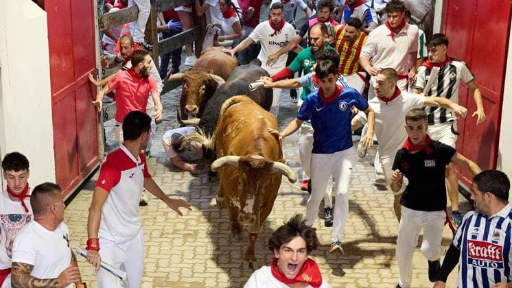 Fourth running of the bulls of San Fermin 2026 with bulls from the Álvaro Nunez ranch in the section of the alley and entrance to the square, in Pamplona on July 10, 2026. Cuarto encierro de San Fermin 2026 con toros de la ganaderia de Alvaro Nunez en el tramo del callejon y entrada a la plaza, en Pamplona a 10 de julio de 2026. Inigo Alzugaray Cordon Press Cordon Press 