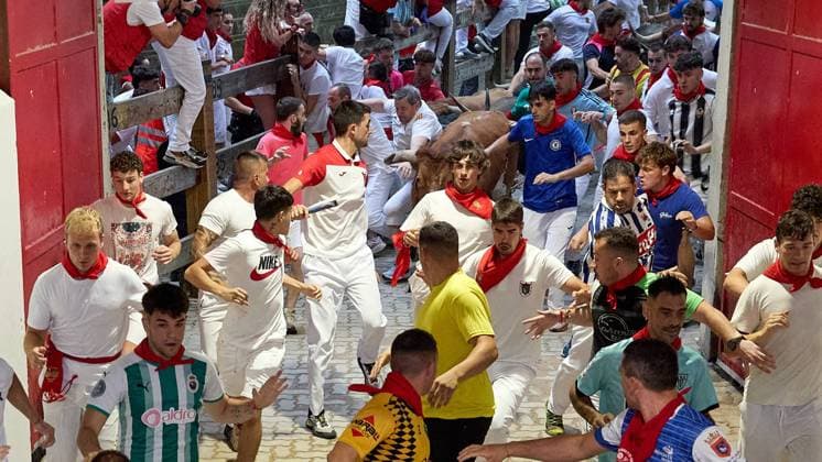 Fourth running of the bulls of San Fermin 2026 with bulls from the Álvaro Nunez ranch in the section of the alley and entrance to the square, in Pamplona on July 10, 2026. Cuarto encierro de San Fermin 2026 con toros de la ganaderia de Alvaro Nunez en el tramo del callejon y entrada a la plaza, en Pamplona a 10 de julio de 2026. Inigo Alzugaray Cordon Press Cordon Press 