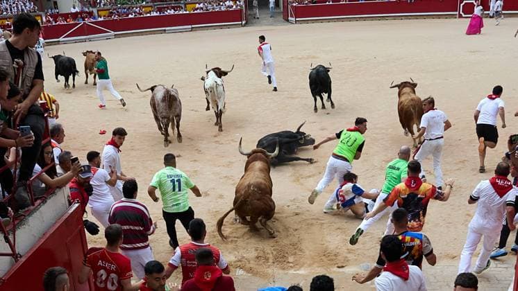 Fourth running of the bulls of San Fermin 2026 with bulls from the Álvaro Nunez ranch in the section of the alley and entrance to the square, in Pamplona on July 10, 2026. Cuarto encierro de San Fermin 2026 con toros de la ganaderia de Alvaro Nunez en el tramo del callejon y entrada a la plaza, en Pamplona a 10 de julio de 2026. Inigo Alzugaray Cordon Press Cordon Press  InigoxAlzugaray @ialzu