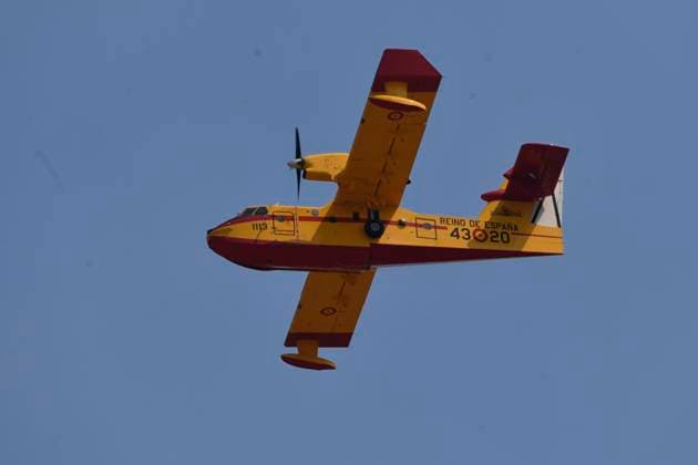Wildfire in Los Gallardos, Almería: A water bomber is helping to extinguish the wildfire, on July 10, 2026, in Los Gallardos, Almería, Andalusia, Spain. The wildfire that broke out this Thursday, July 9, in the Almería town of Los Gallardos has left eleven dead and eight injured, four of them seriously, according to the latest update, which notes that efforts are ongoing to determine whether there may be more victims, as 19 people are currently missing. In addition, some 200 personnel from the Military Emergency Unit (UME) have been deployed around the wildfire, which is showing an unfavorable trend. JULY 10, 2026 Javi Carrión July 10, 2026 Los Gallardos, Almería, Andaluci Los Gallardos, Almería, Andaluci Spain  Copyright: xJavixCarrionx 7657071