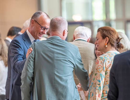 Friedrich Merz gratuliert Matthias Miersch EUR, Deutschland, Berlin, 10.07.2026: Abstimmung GVK. Bundeskanzler Friedrich Merz (CDU) bedankt sich mit einem Schulterklopfen bei dem SPD -Fraktionsvorsitenden Matthias Miersch zur Abstimmung im Bundestag. *** Friedrich Merz congratulates Matthias Miersch EUR, Germany, Berlin, July 10, 2026 Vote on the GVK Federal Chancellor Friedrich Merz (CDU) thanks SPD parliamentary group leader Matthias Miersch with a pat on the back following the vote in the Bundestag