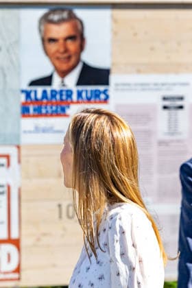 Astrid Wallmann besucht den Hessenpark 10.07.2026: Astrid Wallmann vor historischen Wahlplakaten im Hessenpark. Die Landtagspräsidentin von Hessen besucht im Zuge ihrer Sommerreise die Ferienspiele im Freilichtmuseum in Neu-Anspach. Sie informiert sich über die museumspädagogische Arbeit und die Angebote zur Umweltbildung für Kinder. Das Sommerprogramm steht in dieser Ferienwoche unter dem Motto Der Natur auf der Spur. Neu-Anspach Hessenpark Hessen Deutschland *** Astrid Wallmann Visits Hessenpark on July 10, 2026 Astrid Wallmann in front of historic election posters at Hessenpark The President of the Hessian State Parliament is visiting the summer activities at the open-air museum in Neu Anspach as part of her summer tour. She is