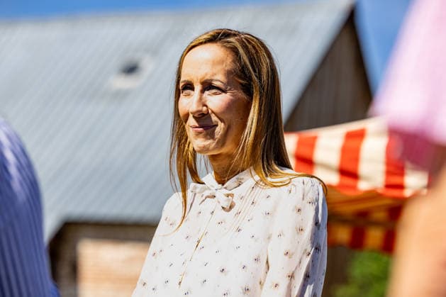 Astrid Wallmann besucht den Hessenpark 10.07.2026: Portrait von Astrid Wallmann, Landtagspräsidentin von Hessen bei ihrer Sommerreise im Hessenpark. Im Rahmen ihrer Sommerreise besucht die Politikerin die Ferienspiele im Freilichtmuseum Hessenpark in Neu-Anspach. Sie informiert sich über die museumspädagogische Arbeit und die Angebote zur Umweltbildung für Kinder. Das Sommerprogramm steht in dieser Ferienwoche unter dem Motto Der Natur auf der Spur. Neu-Anspach Hessenpark Hessen Deutschland *** Astrid Wallmann Visits Hessenpark on July 10, 2026 Portrait of Astrid Wallmann, President of the Hessian State Parliament, during her summer tour of Hessenpark. As part of her summer tour, the politician visits the summer activities at the