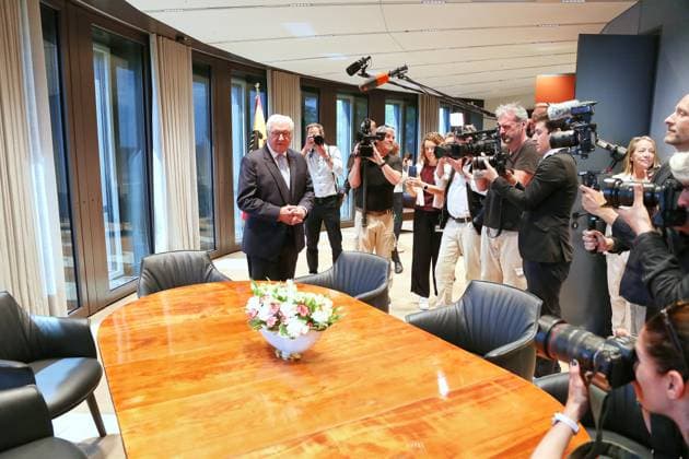 Berlin, Deutschland, 10.07.2026: Spreebogen: Bundespräsident Frank-Walter Steinmeier nimmt Amtsgeschäfte am Spreebogen auf: Erster Tag in seinem neuen Amtszimmer, Journalisten werden herumgeführt *** Berlin, Germany, July 10, 2026, Spreebogen: Federal President Frank Walter Steinmeier Begins Official Duties at the Spreebogen; First Day in His New Office; Journalists Are Given a Tour Copyright: xdtsxNachrichtenagenturx dts_126973