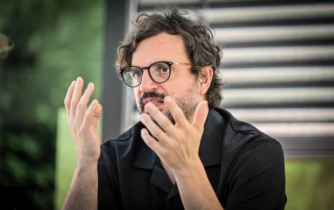 Erste Begegnung mit dem neuen Intendanten des Essener Aalto-Theaters. Julien Chavaz wird ab der Spielzeit 2028 29 Intendant am Essener Aalto-Theater. ** NUR FÜR REDAKTIONELLE ZWECKE ** EDITORIAL USE ONLY **<p>Julien Chavaz im Interview am Freitag, dem 10 07 2026. Erste Begegnung mit dem neuen Intendanten des Essener Aalto-Theaters. Julien Chavaz wird ab der Spielzeit 2028 29 Intendant am Essener Aalto-Theater. Deutschland NRW Essen Copyright: KerstinxKokoska *** First Meeting with the New Artistic Director of the Aalto Theater in Essen: Julien Chavaz Will Become Artistic Director of the Aalto Theater in Essen Starting in the 2028–29 Season ** FOR EDITORIAL PURPOSES ONLY ** EDITORIAL USE ONLY ** p Interview with Julien Chavaz on Frida Copyright: KerstinxKokoska doc86nl5tqj93qy9nlnb1c ,EDITORIAL USE ONLY