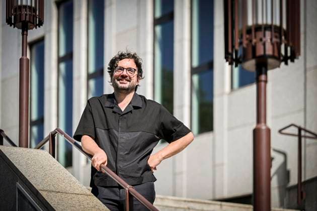 Erste Begegnung mit dem neuen Intendanten des Essener Aalto-Theaters. Julien Chavaz wird ab der Spielzeit 2028 29 Intendant am Essener Aalto-Theater. ** NUR FÜR REDAKTIONELLE ZWECKE ** EDITORIAL USE ONLY **<p>Julien Chavaz steht vor dem Aalto-Theater am Freitag, dem 10 07 2026. Erste Begegnung mit dem neuen Intendanten des Essener Aalto-Theaters. Julien Chavaz wird ab der Spielzeit 2028 29 Intendant am Essener Aalto-Theater. Deutschland NRW Essen Copyright: KerstinxKokoska *** First Meeting with the New Artistic Director of Essen’s Aalto Theater: Julien Chavaz Will Become Artistic Director of Essen’s Aalto Theater Starting in the 2028–29 Season ** FOR EDITORIAL USE ONLY ** EDITORIAL USE ONLY ** p Julien Chavaz stands in front of the Copyright: KerstinxKokoska doc86nl5s3w15215s39jrxp ,EDITORIAL USE ONLY
