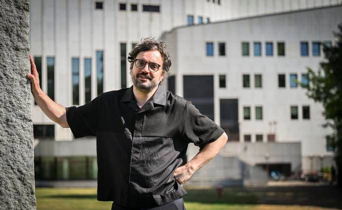 Erste Begegnung mit dem neuen Intendanten des Essener Aalto-Theaters. Julien Chavaz wird ab der Spielzeit 2028 29 Intendant am Essener Aalto-Theater. ** NUR FÜR REDAKTIONELLE ZWECKE ** EDITORIAL USE ONLY **<p>Julien Chavaz steht vor dem Aalto-Theater am Freitag, dem 10 07 2026. Erste Begegnung mit dem neuen Intendanten des Essener Aalto-Theaters. Julien Chavaz wird ab der Spielzeit 2028 29 Intendant am Essener Aalto-Theater. Deutschland NRW Essen Copyright: KerstinxKokoska *** First Meeting with the New Artistic Director of Essen’s Aalto Theater: Julien Chavaz Will Become Artistic Director of Essen’s Aalto Theater Starting in the 2028–29 Season ** FOR EDITORIAL USE ONLY ** EDITORIAL USE ONLY ** p Julien Chavaz stands in front of the Copyright: KerstinxKokoska doc86nl5snrldxtu8icijj ,EDITORIAL USE ONLY