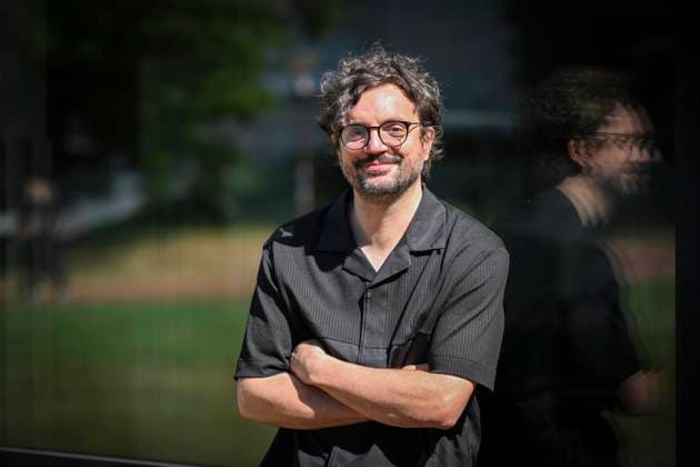 Erste Begegnung mit dem neuen Intendanten des Essener Aalto-Theaters. Julien Chavaz wird ab der Spielzeit 2028 29 Intendant am Essener Aalto-Theater. ** NUR FÜR REDAKTIONELLE ZWECKE ** EDITORIAL USE ONLY **<p>Julien Chavaz steht vor dem Aalto-Theater am Freitag, dem 10 07 2026. Erste Begegnung mit dem neuen Intendanten des Essener Aalto-Theaters. Julien Chavaz wird ab der Spielzeit 2028 29 Intendant am Essener Aalto-Theater. Deutschland NRW Essen Copyright: KerstinxKokoska *** First Meeting with the New Artistic Director of Essen’s Aalto Theater: Julien Chavaz Will Become Artistic Director of Essen’s Aalto Theater Starting in the 2028–29 Season ** FOR EDITORIAL USE ONLY ** EDITORIAL USE ONLY ** p Julien Chavaz stands in front of the Copyright: KerstinxKokoska doc86nl5teuo3ke7lweb1q ,EDITORIAL USE ONLY