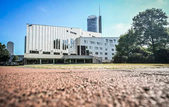 Erste Begegnung mit dem neuen Intendanten des Essener Aalto-Theaters. Julien Chavaz wird ab der Spielzeit 2028 29 Intendant am Essener Aalto-Theater. ** NUR FÜR REDAKTIONELLE ZWECKE ** EDITORIAL USE ONLY **<p>Außenaufnahme des Aalto Theaters am Freitag, dem 10 07 2026. Erste Begegnung mit dem neuen Intendanten des Essener Aalto-Theaters. Julien Chavaz wird ab der Spielzeit 2028 29 Intendant am Essener Aalto-Theater. Deutschland NRW Essen Copyright: KerstinxKokoska *** First Meeting with the New Artistic Director of Essen’s Aalto Theater: Julien Chavaz Will Become Artistic Director of Essen’s Aalto Theater Starting in the 2028–29 Season ** FOR EDITORIAL USE ONLY ** EDITORIAL USE ONLY ** p Exterior shot of the Aalto Theater on Friday, Copyright: KerstinxKokoska doc86nl5rtvpjl1fi4vowan ,EDITORIAL USE ONLY