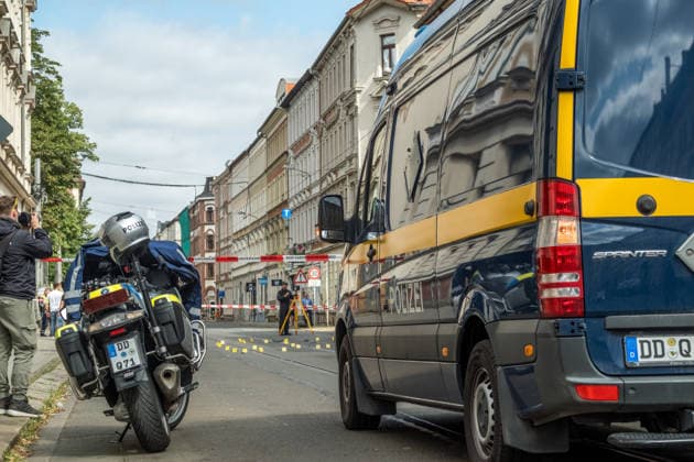 Leipzig, 10.07.2026: Mehrere Explosionen hielten Polizei und Rettungskräfte in der Nacht zum Freitag in Atem. Auf der Eutritzscher Straße wurde ein 18-Jähriger durch ein pyrotechnisches Erzeugnis schwer verletzt. Später kam es zudem zu weiteren Explosionen an der Georg-Schwarz-Straße sowie an der Universitätsstraße. Nach ersten Erkenntnissen prüfen die Ermittler, ob zwischen den späteren Vorfällen ein Zusammenhang besteht. Die Polizei hat die Ermittlungen aufgenommen. Hier der Tatort in der Georg Schwarz Straße Explosionen Leipzig *** Leipzig, July 10, 2026 Several explosions kept police and emergency responders on high alert overnight into Friday. On Eutritzscher Street, an 18-year-old was seriously injured by a pyrotechnic devi