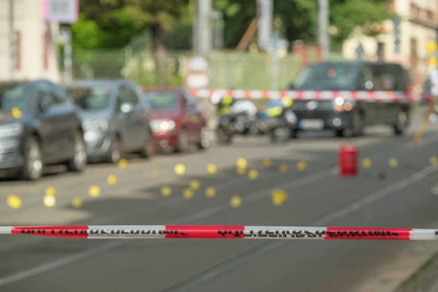 Leipzig, 10.07.2026: Mehrere Explosionen hielten Polizei und Rettungskräfte in der Nacht zum Freitag in Atem. Auf der Eutritzscher Straße wurde ein 18-Jähriger durch ein pyrotechnisches Erzeugnis schwer verletzt. Später kam es zudem zu weiteren Explosionen an der Georg-Schwarz-Straße sowie an der Universitätsstraße. Nach ersten Erkenntnissen prüfen die Ermittler, ob zwischen den späteren Vorfällen ein Zusammenhang besteht. Die Polizei hat die Ermittlungen aufgenommen. Hier der Tatort in der Georg Schwarz Straße Explosionen Leipzig *** Leipzig, July 10, 2026 Several explosions kept police and emergency responders on high alert overnight into Friday. On Eutritzscher Street, an 18-year-old was seriously injured by a pyrotechnic devi
