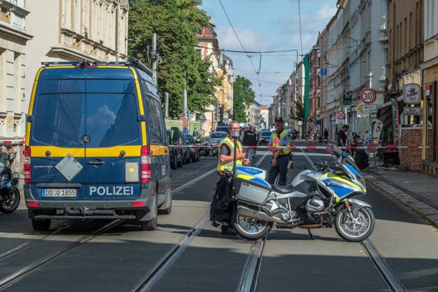 Leipzig, 10.07.2026: Mehrere Explosionen hielten Polizei und Rettungskräfte in der Nacht zum Freitag in Atem. Auf der Eutritzscher Straße wurde ein 18-Jähriger durch ein pyrotechnisches Erzeugnis schwer verletzt. Später kam es zudem zu weiteren Explosionen an der Georg-Schwarz-Straße sowie an der Universitätsstraße. Nach ersten Erkenntnissen prüfen die Ermittler, ob zwischen den späteren Vorfällen ein Zusammenhang besteht. Die Polizei hat die Ermittlungen aufgenommen. Hier der Tatort in der Georg Schwarz Straße Explosionen Leipzig *** Leipzig, July 10, 2026 Several explosions kept police and emergency responders on high alert overnight into Friday. On Eutritzscher Street, an 18-year-old was seriously injured by a pyrotechnic devi