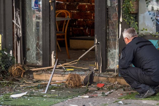 Leipzig, 10.07.2026: Mehrere Explosionen hielten Polizei und Rettungskräfte in der Nacht zum Freitag in Atem. Auf der Eutritzscher Straße wurde ein 18-Jähriger durch ein pyrotechnisches Erzeugnis schwer verletzt. Später kam es zudem zu weiteren Explosionen an der Georg-Schwarz-Straße sowie an der Universitätsstraße. Nach ersten Erkenntnissen prüfen die Ermittler, ob zwischen den späteren Vorfällen ein Zusammenhang besteht. Die Polizei hat die Ermittlungen aufgenommen. Hier der Tatort in der Georg Schwarz Straße Explosionen Leipzig *** Leipzig, July 10, 2026 Several explosions kept police and emergency responders on high alert overnight into Friday. On Eutritzscher Street, an 18-year-old was seriously injured by a pyrotechnic devi