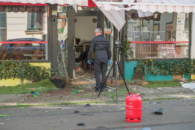 News Bilder des Tages Leipzig, 10.07.2026: Mehrere Explosionen hielten Polizei und Rettungskräfte in der Nacht zum Freitag in Atem. Auf der Eutritzscher Straße wurde ein 18-Jähriger durch ein pyrotechnisches Erzeugnis schwer verletzt. Später kam es zudem zu weiteren Explosionen an der Georg-Schwarz-Straße sowie an der Universitätsstraße. Nach ersten Erkenntnissen prüfen die Ermittler, ob zwischen den späteren Vorfällen ein Zusammenhang besteht. Die Polizei hat die Ermittlungen aufgenommen. Hier der Tatort in der Georg Schwarz Straße Explosionen Leipzig *** Leipzig, July 10, 2026 Several explosions kept police and emergency responders on high alert overnight into Friday. On Eutritzscher Street, an 18-year-old was seriously injured by a pyrotechnic devi
