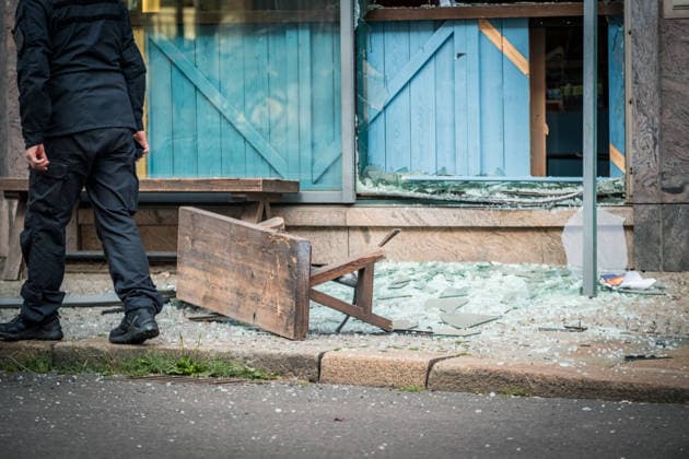 Leipzig, 10.07.2026: Mehrere Explosionen hielten Polizei und Rettungskräfte in der Nacht zum Freitag in Atem. Auf der Eutritzscher Straße wurde ein 18-Jähriger durch ein pyrotechnisches Erzeugnis schwer verletzt. Später kam es zudem zu weiteren Explosionen an der Georg-Schwarz-Straße sowie an der Universitätsstraße. Nach ersten Erkenntnissen prüfen die Ermittler, ob zwischen den späteren Vorfällen ein Zusammenhang besteht. Die Polizei hat die Ermittlungen aufgenommen. Hier der Tatort Universitätsstraße Explosionen Leipzig *** Leipzig, July 10, 2026 Several explosions kept police and emergency responders on high alert overnight into Friday. On Eutritzscher Straße, an 18-year-old was seriously injured by a pyrotechnic device. Late