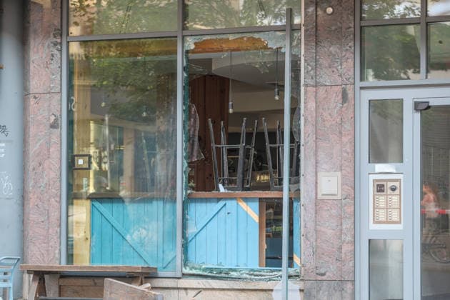 Leipzig, 10.07.2026: Mehrere Explosionen hielten Polizei und Rettungskräfte in der Nacht zum Freitag in Atem. Auf der Eutritzscher Straße wurde ein 18-Jähriger durch ein pyrotechnisches Erzeugnis schwer verletzt. Später kam es zudem zu weiteren Explosionen an der Georg-Schwarz-Straße sowie an der Universitätsstraße. Nach ersten Erkenntnissen prüfen die Ermittler, ob zwischen den späteren Vorfällen ein Zusammenhang besteht. Die Polizei hat die Ermittlungen aufgenommen. Hier der Tatort Universitätsstraße Explosionen Leipzig *** Leipzig, July 10, 2026 Several explosions kept police and emergency responders on high alert overnight into Friday. On Eutritzscher Straße, an 18-year-old was seriously injured by a pyrotechnic device. Late