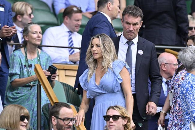 Tennis - Wimbledon 2026 - ITF - The Championships - 10 07 2026 - Tennis - Wimbledon 2026 - ITF - The Championships - 10 07 2026 - Pat Cash et son epouse dans la royal Box London  Copyright: xChryslenexCaillaud Psnewzx