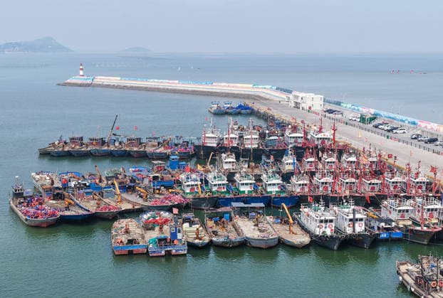 (260710) -- BEIJING, July 10, 2026 -- An aerial drone photo taken on July 10, 2026 shows vessels mooring at a wharf in response to the incoming typhoon in Lianyungang, east China s Jiangsu Province. China s national observatory on Friday renewed an orange alert for Typhoon Bavi, the ninth typhoon of 2026, which is expected to bring gales and heavy rain to eastern China. Affected regions are on high alert, with all prevention and response measures fully implemented to safeguard people s lives and property. (Photo by Xinhua) CHINA-TYPHOON BAVI-PREVENTION (CN) WangxJianmin 