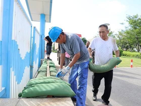 (260710) -- BEIJING, July 10, 2026 -- Staff members stack sandbags at Shenjiamen Port in Zhoushan, east China s Zhejiang Province, July 10, 2026. China s national observatory on Friday renewed an orange alert for Typhoon Bavi, the ninth typhoon of 2026, which is expected to bring gales and heavy rain to eastern China. Affected regions are on high alert, with all prevention and response measures fully implemented to safeguard people s lives and property. (Photo by Xinhua) CHINA-TYPHOON BAVI-PREVENTION (CN) XingxShoumiao 