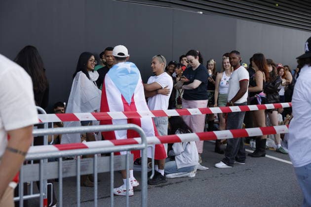 STOCKHOLM, SVERIGE 20260710 Fans köar utanför Strawberry arena inför Bad Bunnys första konsert i Stockholm under fredagen. STOCKHOLM SVERIGE x12190x *** STOCKHOLM, SWEDEN 20260710 Fans line up outside Strawberry Arena ahead of Bad Bunny s first concert in Stockholm on Friday STOCKHOLM SWEDEN x12190x  Copyright: xViktoriaxBank TTx BAD BUNNY KONSERT FANS 952H4hS4ETs