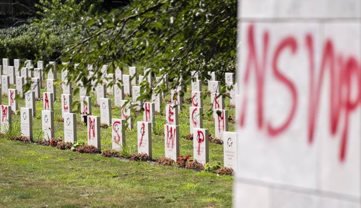LEUSDEN - Approximately 150 gravestones at the Soviet War Cemetery in Leusden have been defaced with red paint. The graves bear texts directed against both the Russian and Ukrainian presidents, and Islam. JEROEN JUMELET ANP netherlands out - belgium out  Copyright: xx x563280571x originalFilename: 563280571.jpg