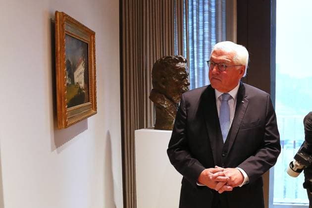 Berlin, Deutschland, 10.07.2026: Spreebogen: Bundespräsident Frank-Walter Steinmeier nimmt Amtsgeschäfte am Spreebogen auf: Erster Tag in seinem neuen Amtszimmer, links ein Gemälde, das schon im Schloss Bellevue hing *** Berlin, Germany, July 10, 2026, Spreebogen: Federal President Frank Walter Steinmeier begins his official duties at the Spreebogen. On his first day in his new office, to the left is a painting that had previously hung in Bellevue Palace. Copyright: xdtsxNachrichtenagenturx dts_127031