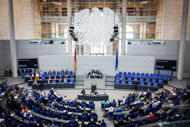Berlin, Plenarsitzung im Bundestag Der Plenarsaal während der Sitzung des Deutschen Bundestags am 10.07.2026 in Berlin. Berlin Bundestag Berlin Deutschland *** Berlin, Plenary Session of the Bundestag The plenary chamber during a session of the German Bundestag on July 10, 2026, in Berlin Berlin Bundestag Berlin Germany