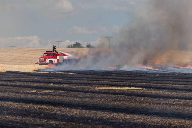 Meteorologists have issued a warning in the South Moravian Region about an increased risk of fires; firefighters are extinguishing several fires in fields or forests every day. A field fire near Hustopece in the Breclav district (pictured on July 10, 2026) was one of the smaller ones; of the four levels of fire alert, only the first level was declared. (CTKxPhoto RichardxSkoumal) CTKPhotoP2026071006156  CTKPhotoP2026071006156