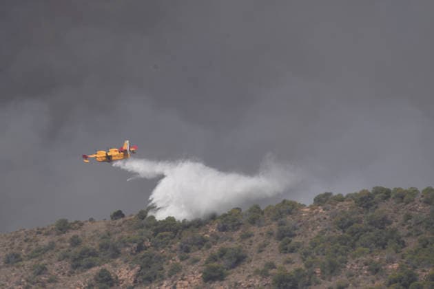 Wildfire in Los Gallardos, Almería: A firefighting helicopter at the scene of the wildfire on July 10, 2026, in Los Gallardos, Almería, Andalusia, Spain. The wildfire that broke out this Thursday, July 9, in the Almería town of Los Gallardos has left eleven dead and eight injured, four of them seriously, according to the latest update, which notes that efforts are ongoing to determine whether there may be more victims, as 19 people are currently missing. In addition, some 200 personnel from the Military Emergency Unit (UME) have been deployed around the wildfire, which is spreading rapidly. JULY 10, 2026 Javi Carrión 10 07 2026 Los Gallardos, Almería, Andaluci Los Gallardos, Almería, Andaluci Spain  Copyright: xJavixCarrionx 7657944