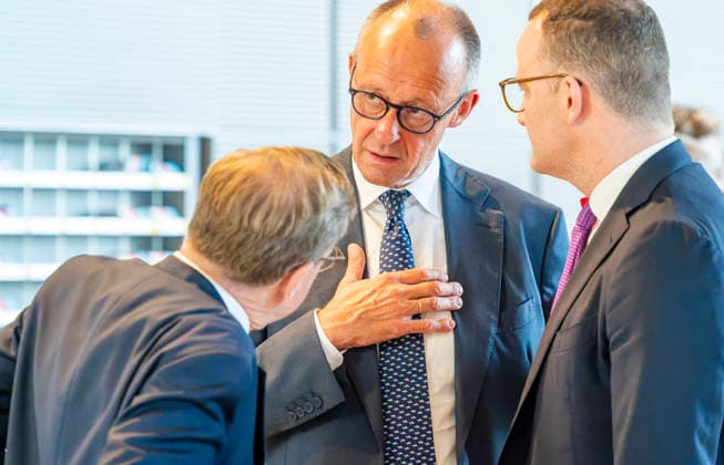 Friedrich Merz + Johann Wadephul + Jens Spahn EUR, Deutschland, Berlin, 10.07.2026: Abstimmung GVK. Bundeskanzler Friedrich Merz (CDU) im Gespräch mit Außenminister Jahonn Wadephul und Jens Spahn. *** Friedrich Merz, Johann Wadephul, Jens Spahn, EUR, Germany, Berlin, July 10, 2026, GVK vote: Federal Chancellor Friedrich Merz (CDU) in conversation with Foreign Minister Johann Wadephul and Jens Spahn